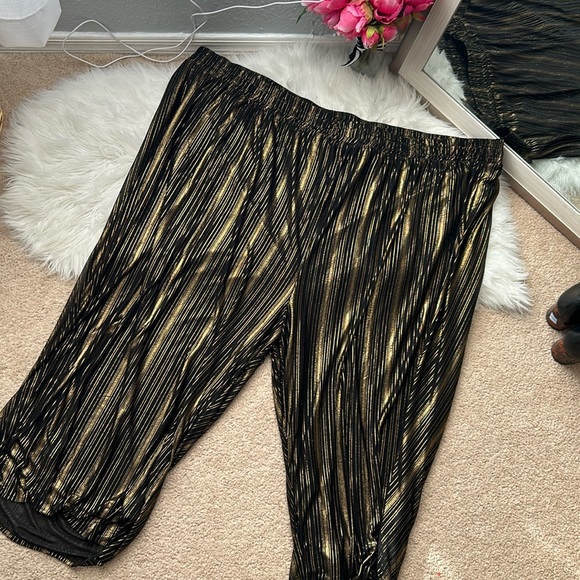 NWT Torrid shine black and metallic gold pull on wide leg crop capri pants - Picture 4 of 9